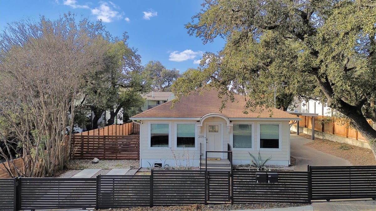 Living area at 209 E Live Oak St Unit #1/2 - 5 bed 4 bath home