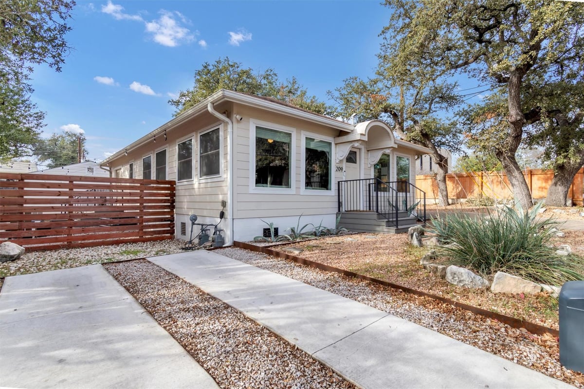 Primary bedroom at 209 E Live Oak St Unit #1/2 - 5 bed 4 bath home