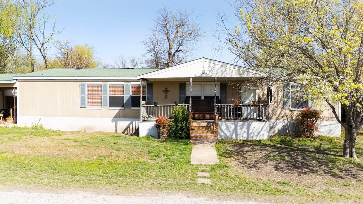 View 209 E Sheldon Ave in Thrall City 209 E Sheldon Ave - front exterior - Luxury home in Thrall City, Thrall, TX