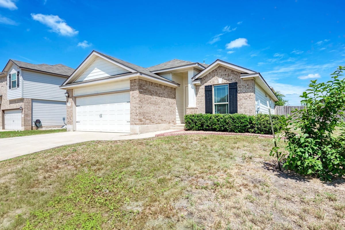 209 Forest Moon LN - front exterior - Luxury home in Woodlands Park Ph 4B, Kyle, TX