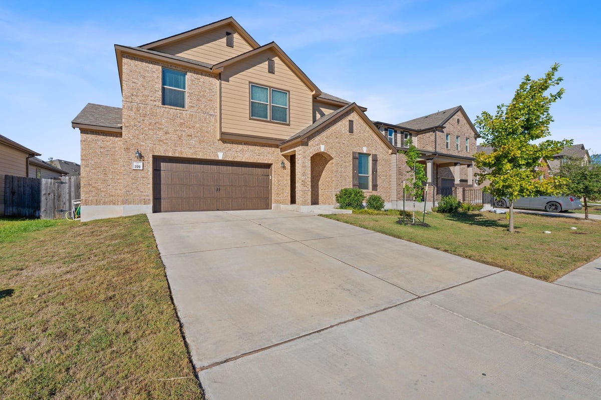 Living area at 209 Kennicott Dr - 5 bed 3 bath home