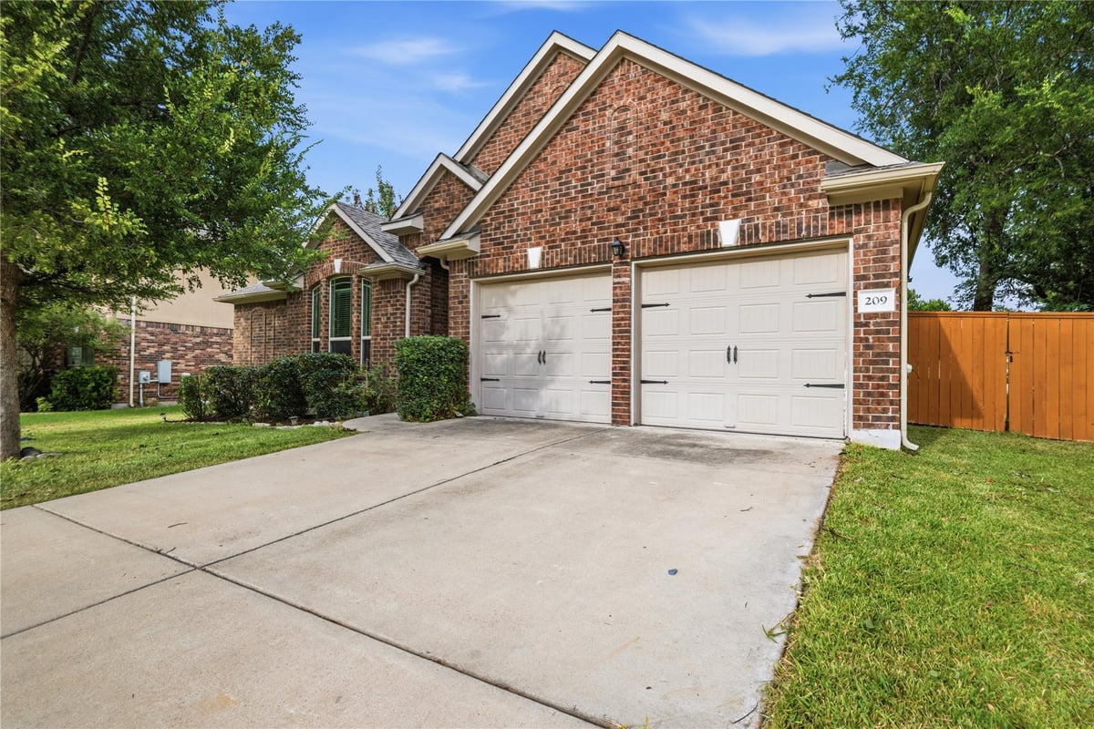 209 Monahans DR - front exterior - Luxury home in Parkside/Mayfield Ranch Sec 9, Georgetown, TX