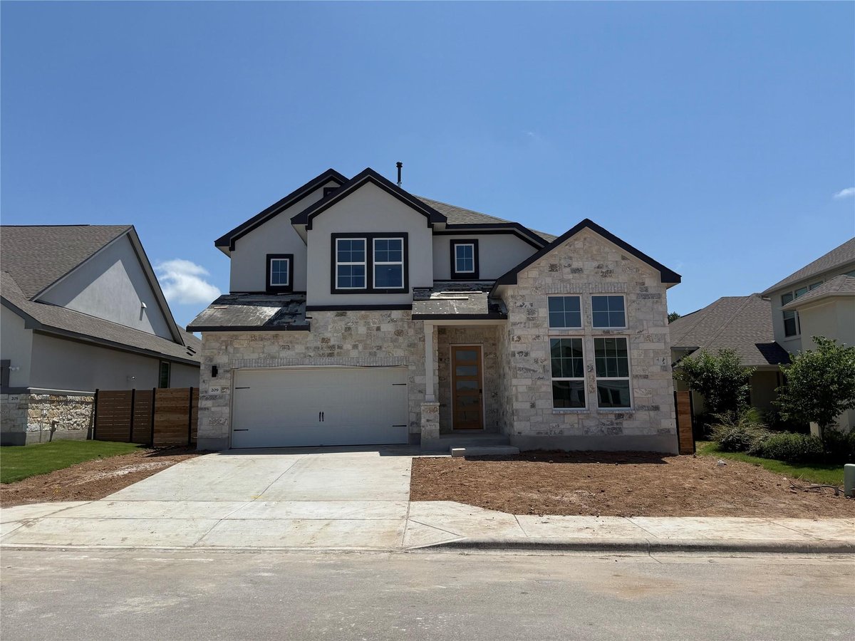 209 Veneta LN - front exterior - Luxury home in Highland Village, Georgetown, TX