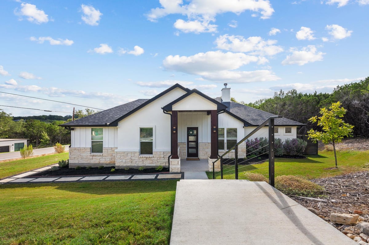 View 20901 Oak Dale DR in Country Club Estates Sec 09 20901 Oak Dale DR - property photo 1 - Luxury home in Country Club Estates Sec 09, Lago Vista, TX