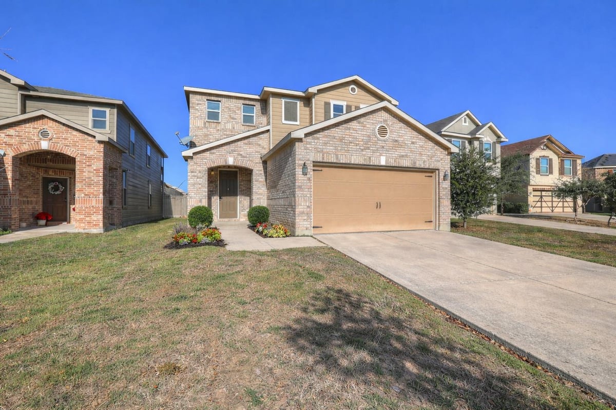 View 2095 Shire Mdws in West Village At Creekside 4 2095 Shire Mdws - front exterior - Luxury home in West Village At Creekside 4, New Braunfels, TX