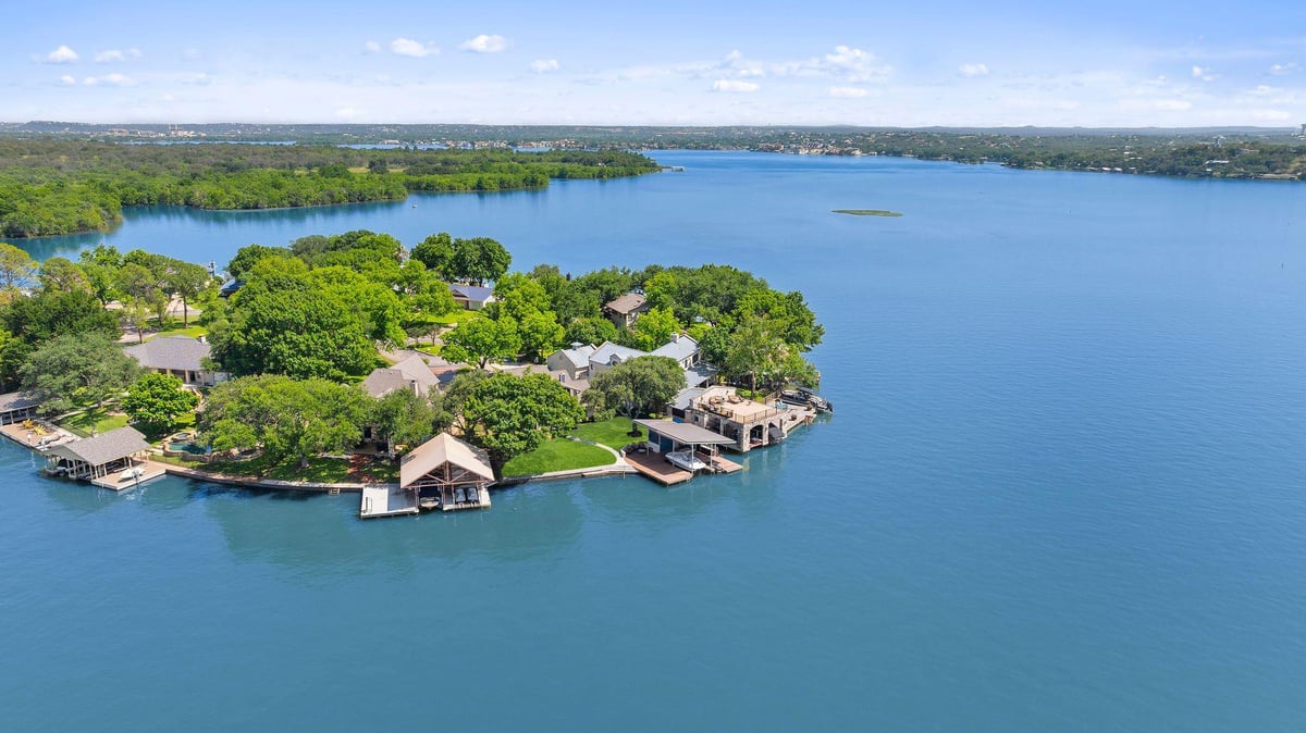 View 21 Beaver Is in Beaver Island 21 Beaver Is - front exterior - Luxury home in Beaver Island, Granite Shoals, TX