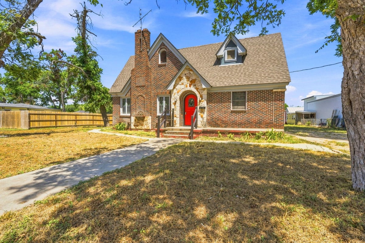 View 210 E Cedar ST in Farm 210 E Cedar ST - property photo 1 - Luxury home in Farm, Seguin, TX