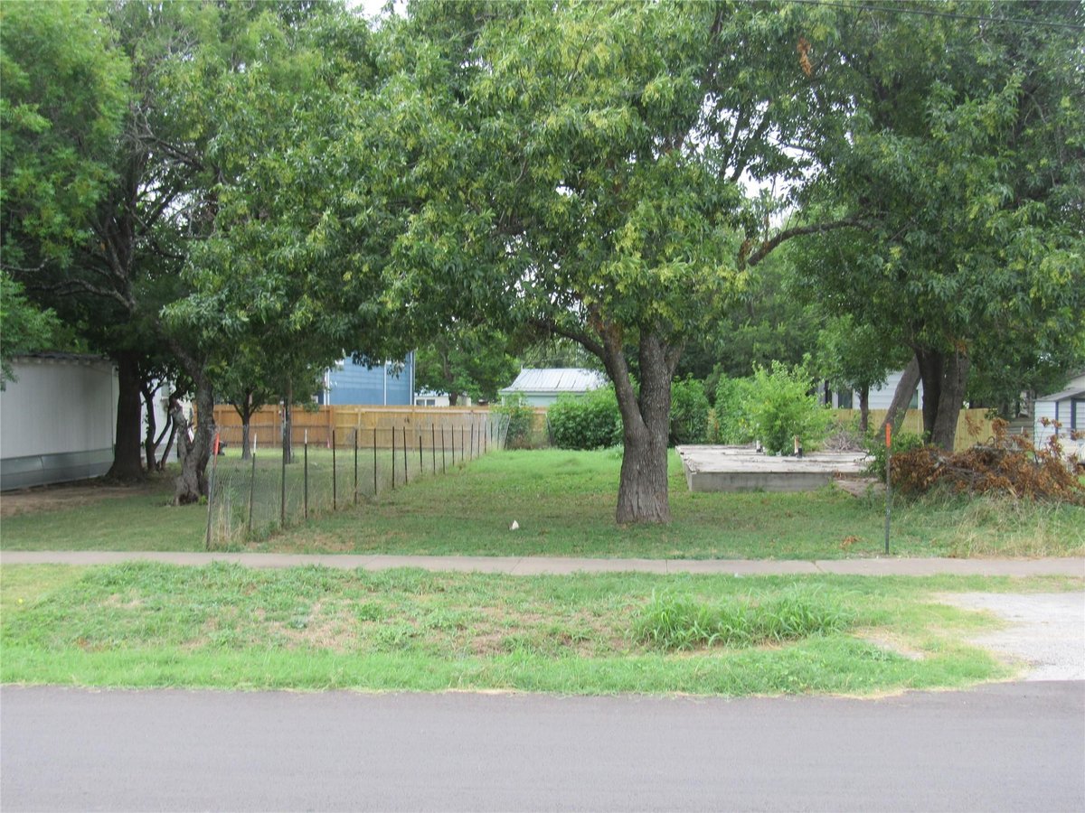 View 210 E E Carrie Manor Rd in Manor Town 210 E E Carrie Manor Rd - front exterior - Luxury lot in Manor Town, Manor, TX