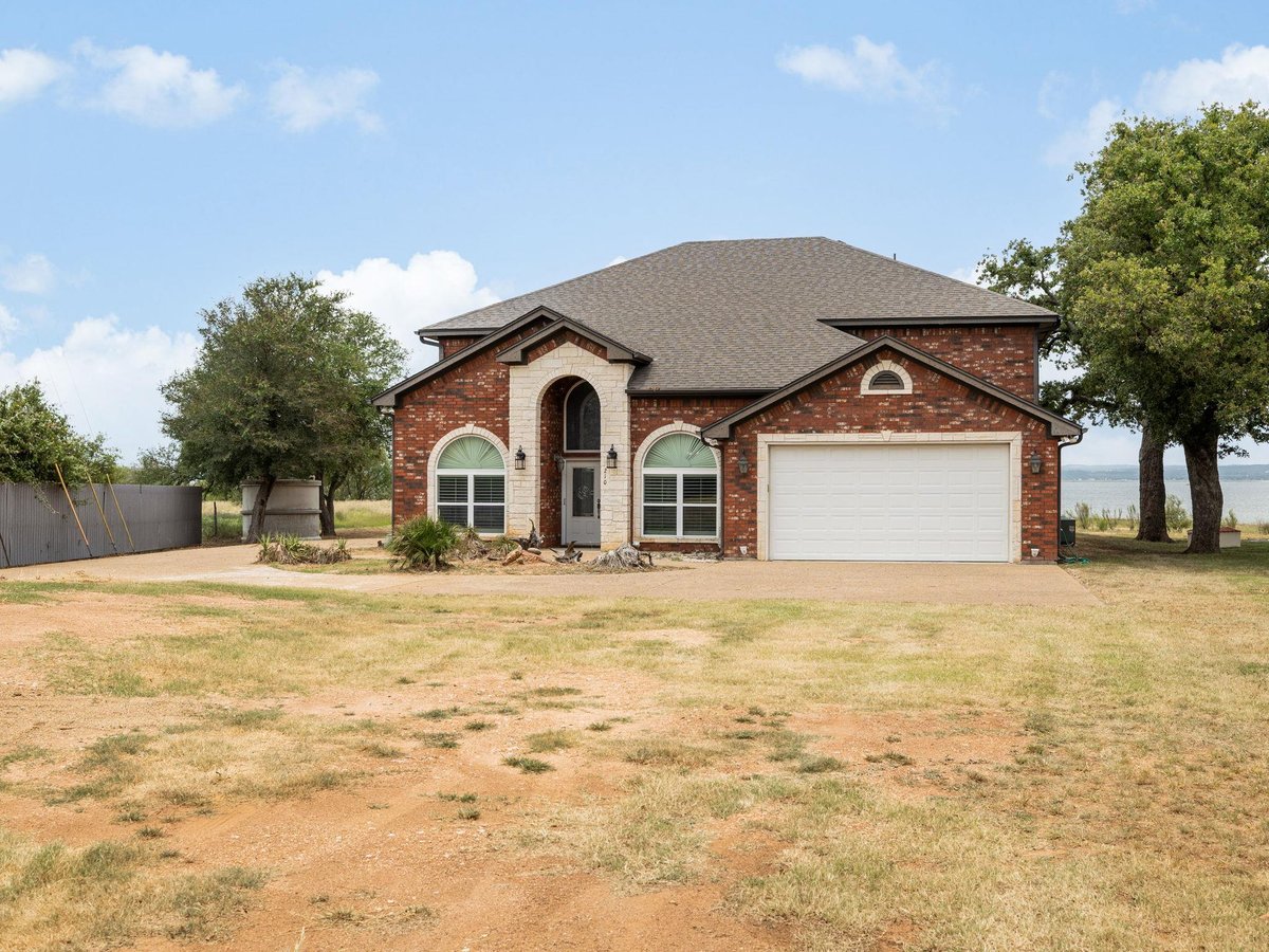 Living area at 210  Lariat Lane - 6 bed 4 bath home