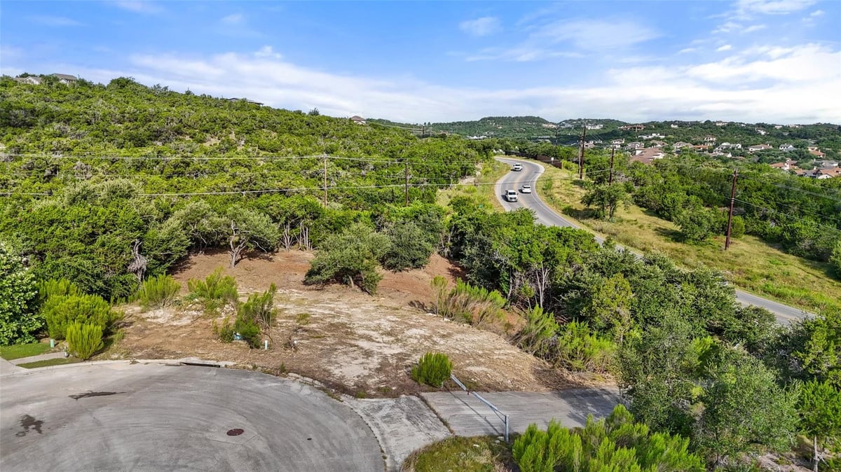 210 Lodestone CV - front exterior - Luxury lot in Estates Of Flintrock, Austin, TX