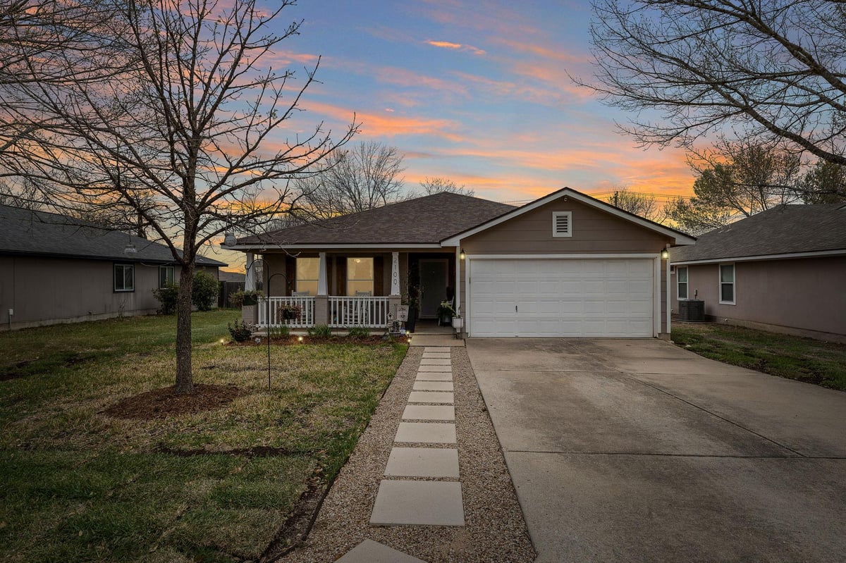 2100 Oaklawn Dr - front exterior - Luxury home in ROB ROY ESTATES, Taylor, TX