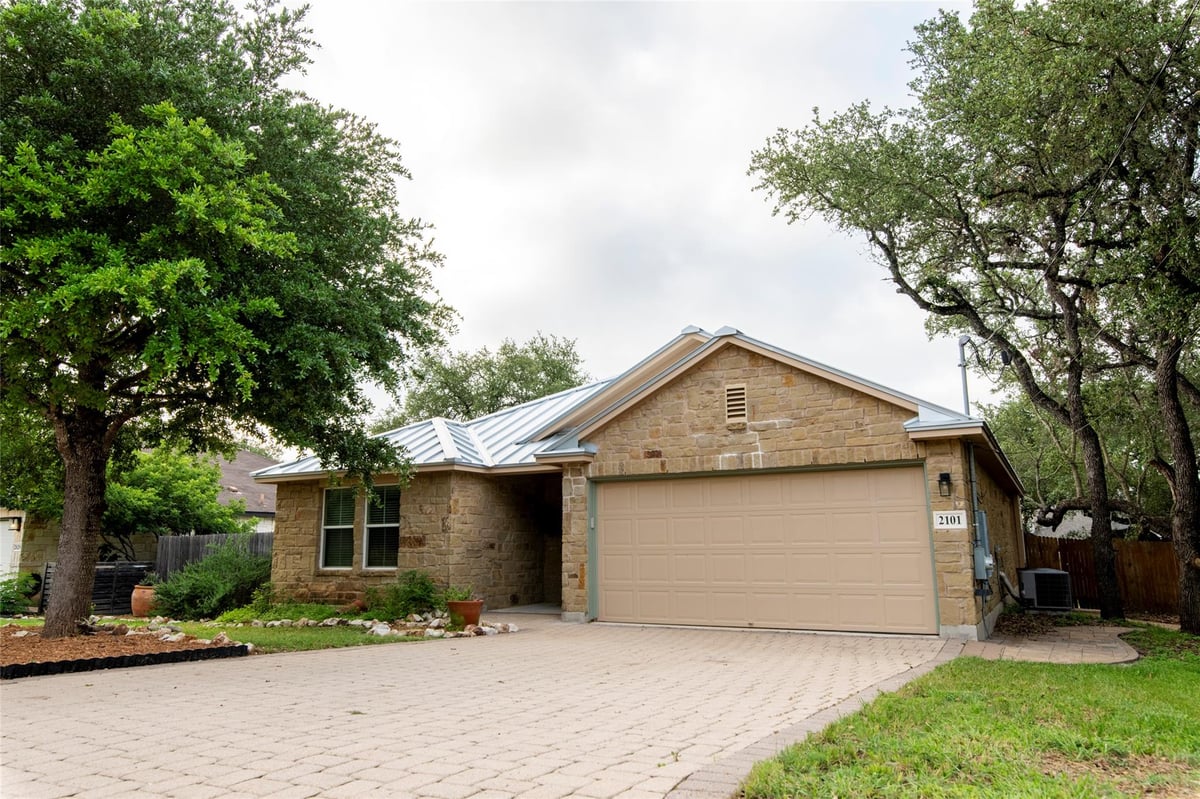 View 2101 Stonehaven in Majestic Estates Sec 1 2101 Stonehaven - front exterior - Luxury home in Majestic Estates Sec 1, San Marcos, TX