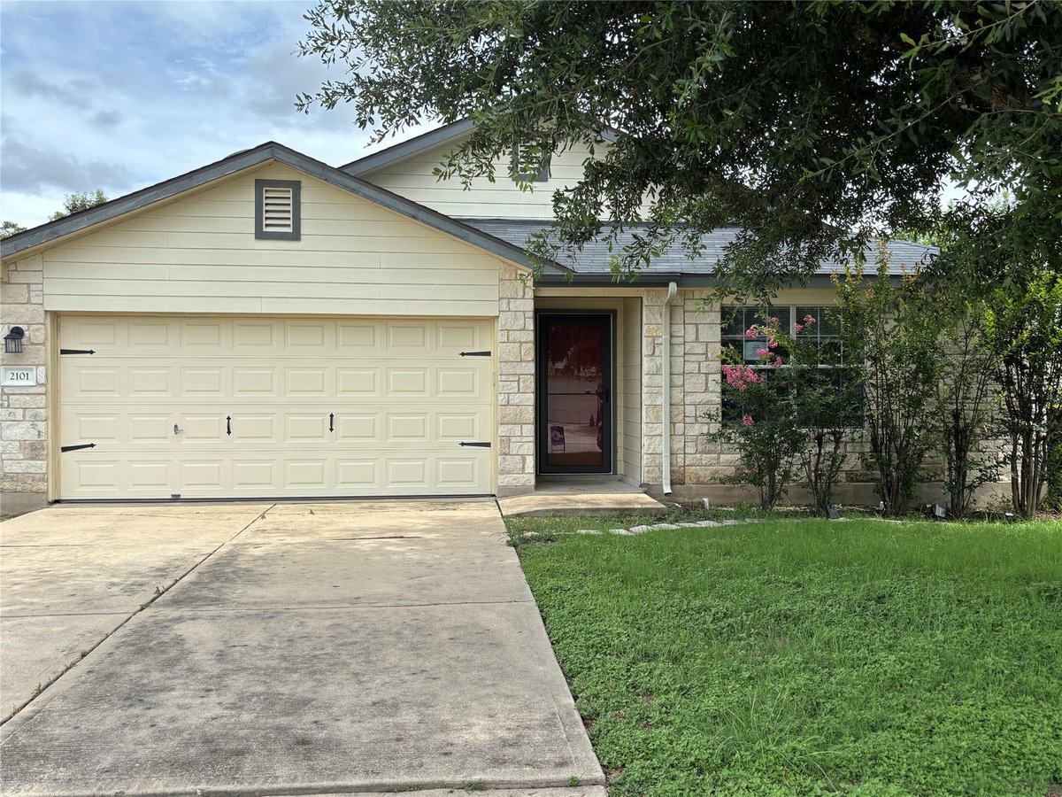 2101 Whistling WAY - front exterior - Luxury home in Mallard Park Ph 2, Taylor, TX