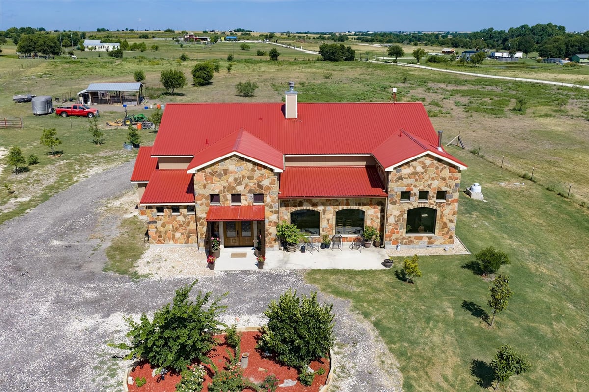 View 2103 County Road 320 in Vestal 2103 County Road 320 - property photo 1 - Luxury home in Vestal, Granger, TX