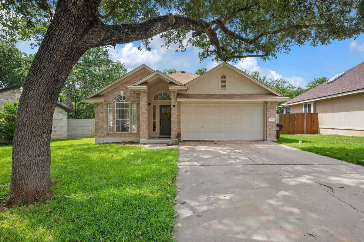 View 2105 Yaupon HOLW in South Creek Sec 13 Amd Lts 31 & 32 2105 Yaupon HOLW - front exterior - Luxury home in South Creek Sec 13 Amd Lts 31 & 32, Round Rock, TX