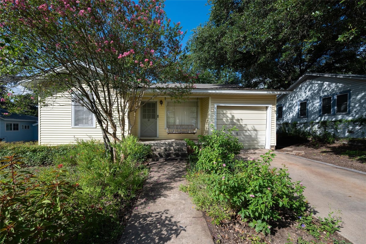 View 2107 Rabb Glen ST in Zilker 2107 Rabb Glen ST - property photo 1 - Luxury home in Zilker, Austin, TX