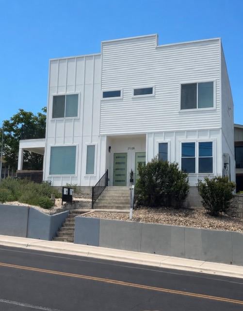 View 2108 Rosewood Ave Unit #B in Rosewood 2108 Rosewood Ave Unit #B - front exterior - Luxury home in Rosewood, Austin, TX