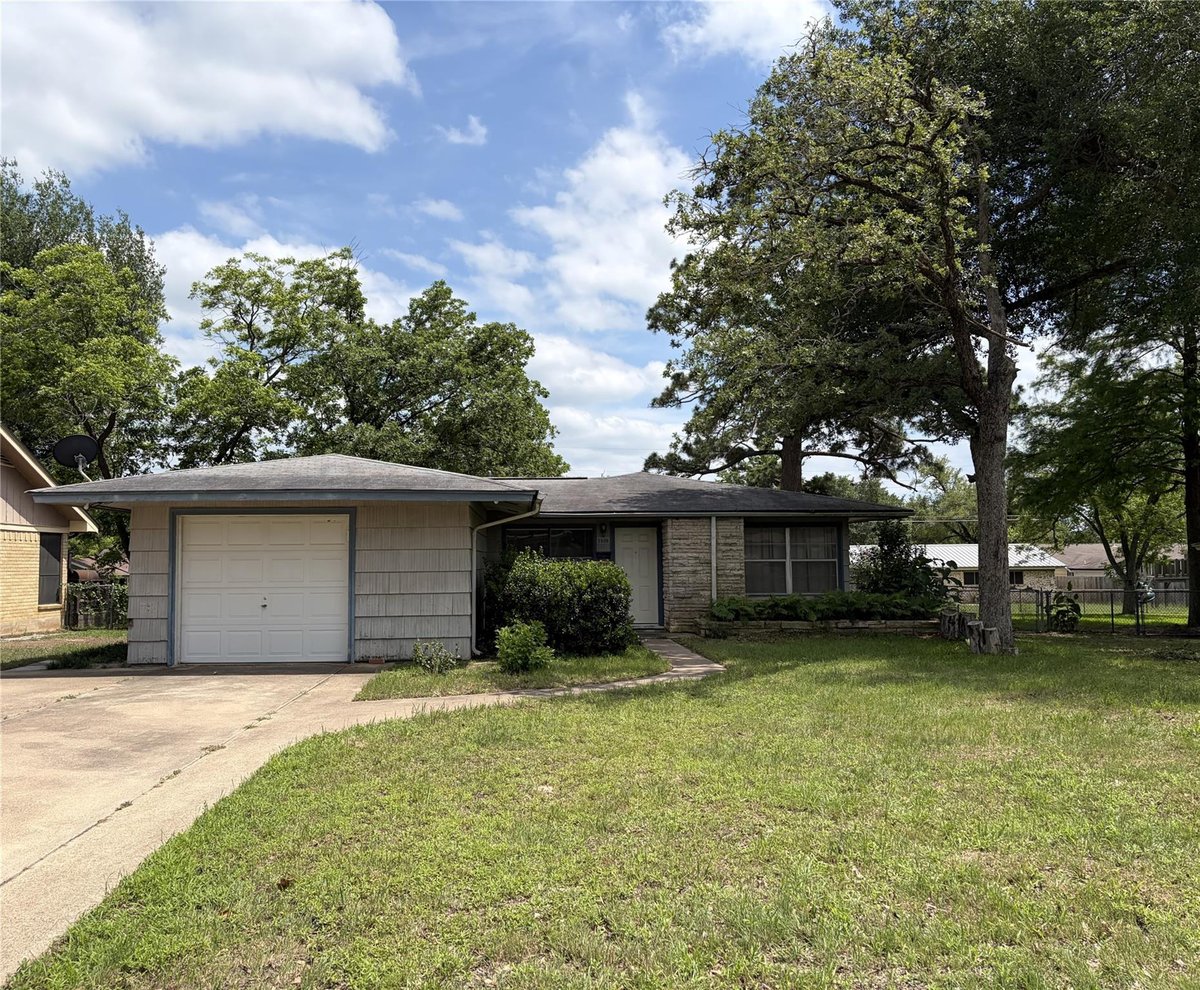 View 2109 Murray Ave in Westwood 2109 Murray Ave - front exterior - Luxury home in Westwood, Rockdale, TX