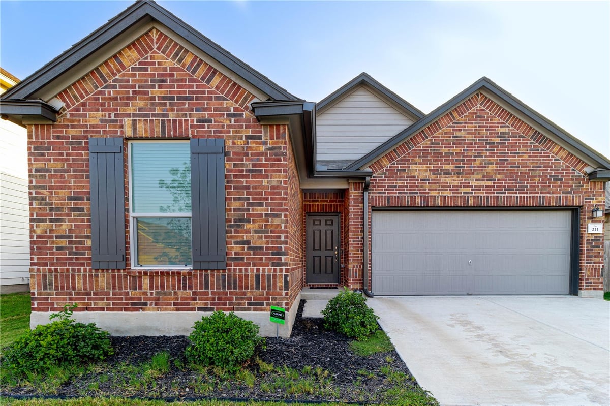 View 211 Summit Dr in Centerpoint Meadows Sub 211 Summit Dr - property photo 1 - Luxury home in Centerpoint Meadows Sub, Lockhart, TX