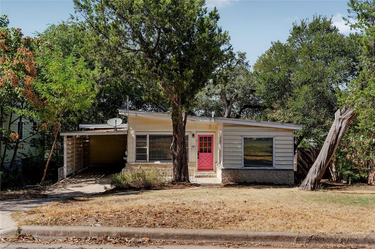 View 2111 W 10th ST in Marlton Place Sec 02 2111 W 10th ST - property photo 1 - Luxury home in Marlton Place Sec 02, Austin, TX