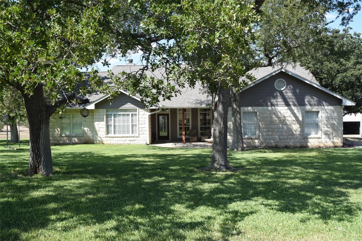 View 2116 County Road 403 in South Oaks 2116 County Road 403 - property photo 1 - Luxury home in South Oaks, Marble Falls, TX