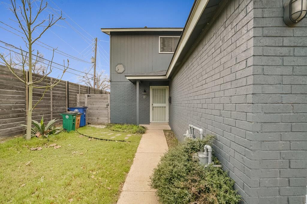 View 2119 Gaston Place DR Unit #B in Royal Oak Estates Sec 07 2119 Gaston Place DR Unit #B - property photo 1 - Luxury home in Royal Oak Estates Sec 07, Austin, TX