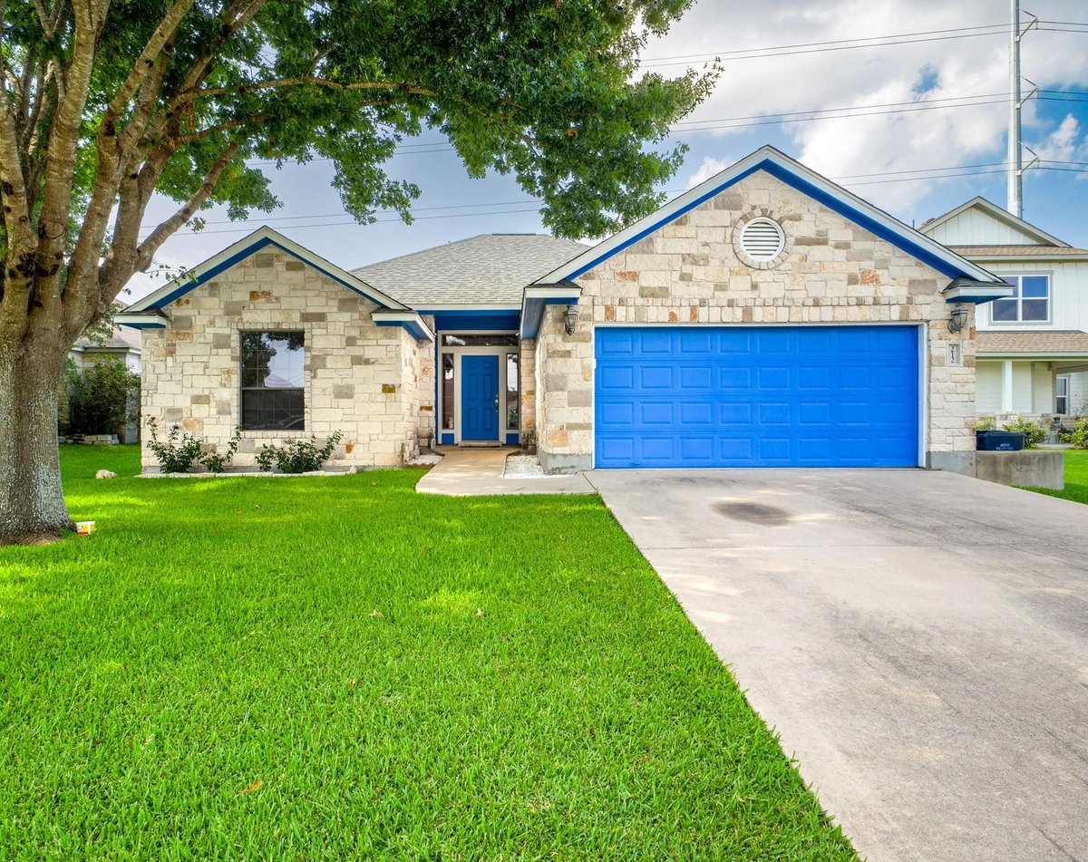 View 212 Cailin CT in Highland Oaks 212 Cailin CT - front exterior - Luxury home in Highland Oaks, Burnet, TX