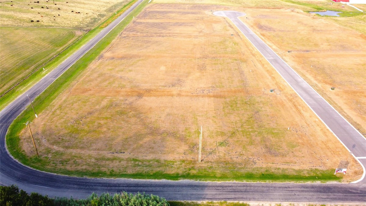 View 212 Tigerlily Way in Phase 1 Amended The Cove 212 Tigerlily Way - property photo 1 - Luxury lot in Phase 1 Amended The Cove, Thrall, TX