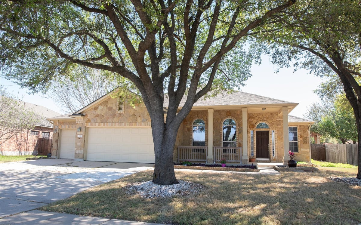 Living area at 2121 Settlers Park Loop - 3 bed 2 bath home
