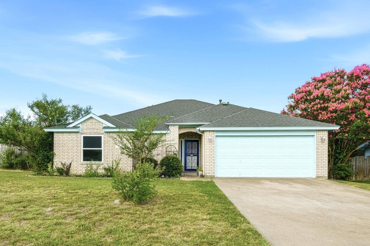 View 213 Anderson Ave in Colonial Park Sec 8 213 Anderson Ave - front exterior - Luxury home in Colonial Park Sec 8, Copperas Cove, TX