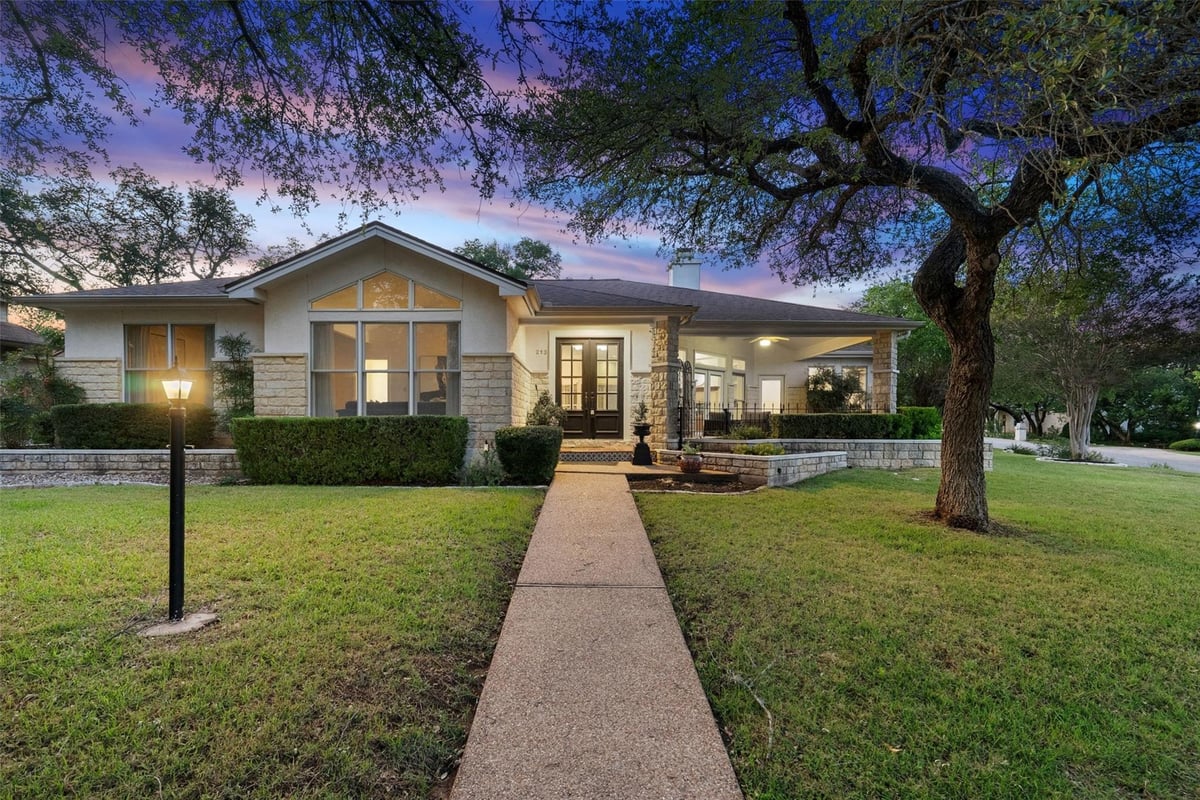 213 El Rio - front exterior - Luxury home in Lakeway Sec 26, Lakeway, TX