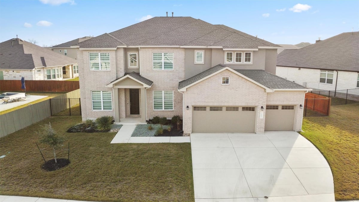 Living area at 213 Great Lawn Bnd - 5 bed 3 bath home