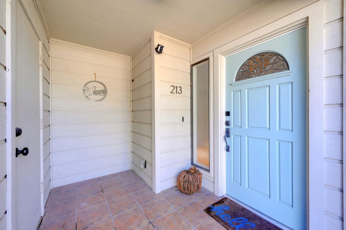 Living area at 213 Overlook Ct - 3 bed 2 bath home