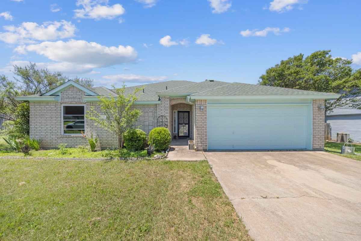 View 213 W Anderson Ave in Colonial Park Sec 8 213 W Anderson Ave - front exterior - Luxury home in Colonial Park Sec 8, Copperas Cove, TX