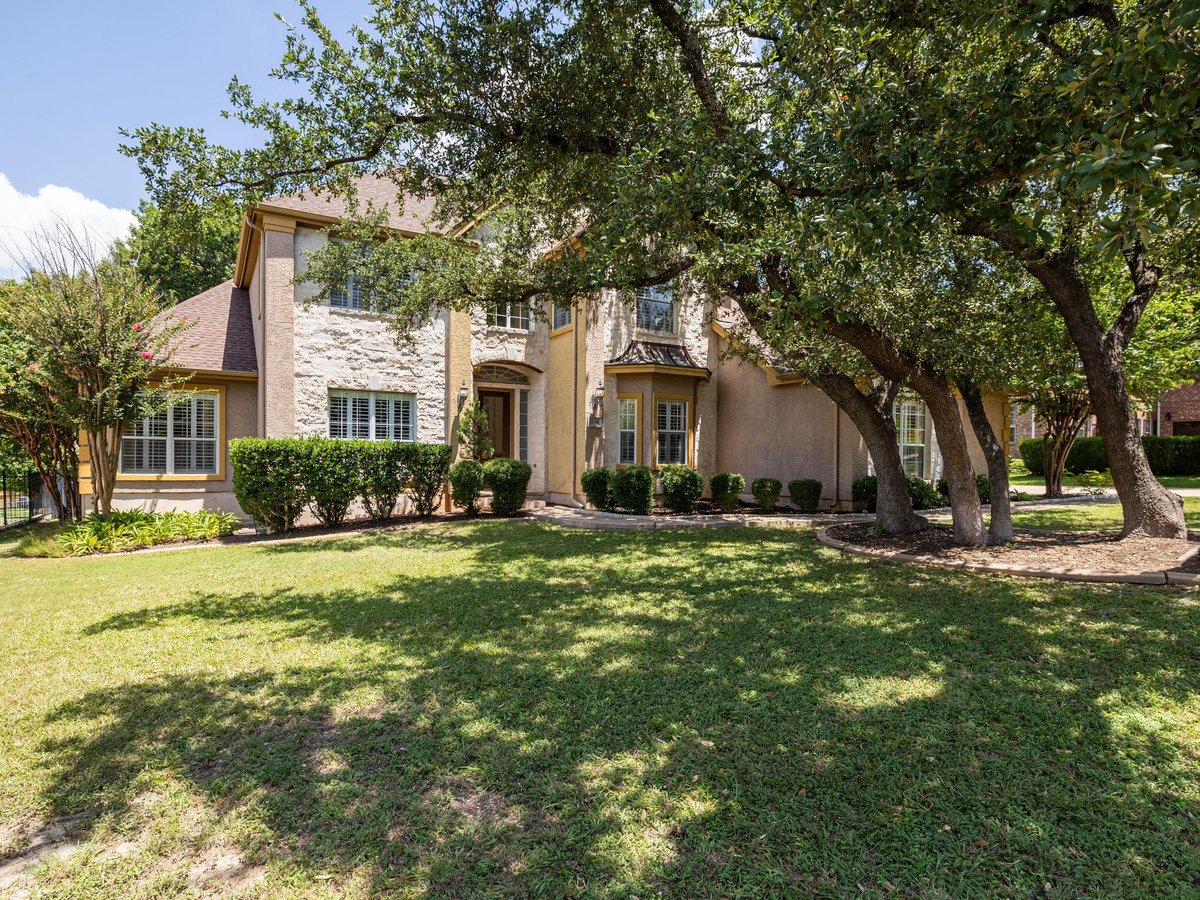 Living area at 2134 Hilton Head Dr - 5 bed 3 bath home