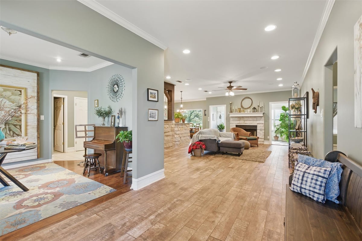 Living area at 21457 Lakefront Dr - 3 bed 2 bath home