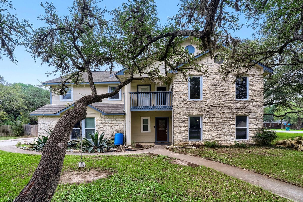 Living area at 215 Dewberry Cv - 3 bed 2 bath home