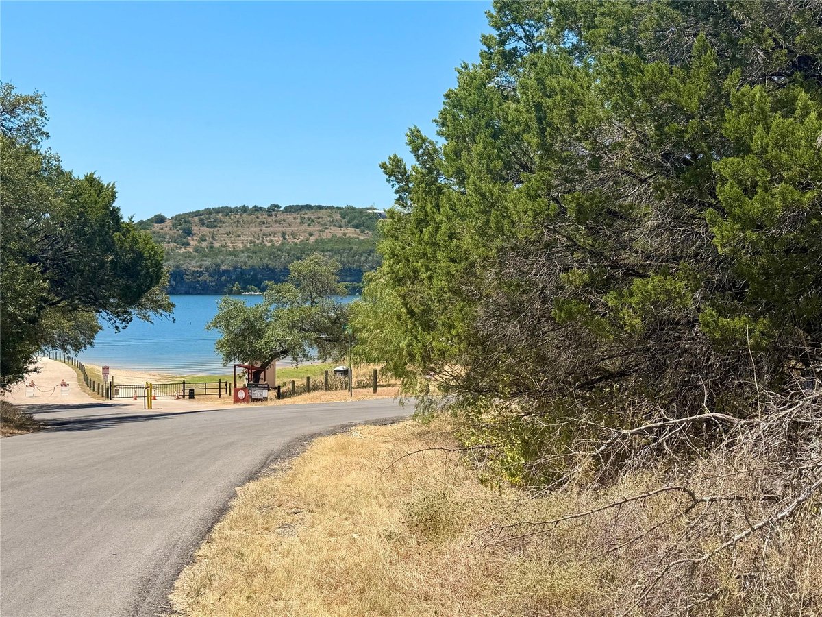View 21500 Falcon LN in Emerald Bend Sec 01 21500 Falcon LN - property photo 1 - Luxury lot in Emerald Bend Sec 01, Lago Vista, TX