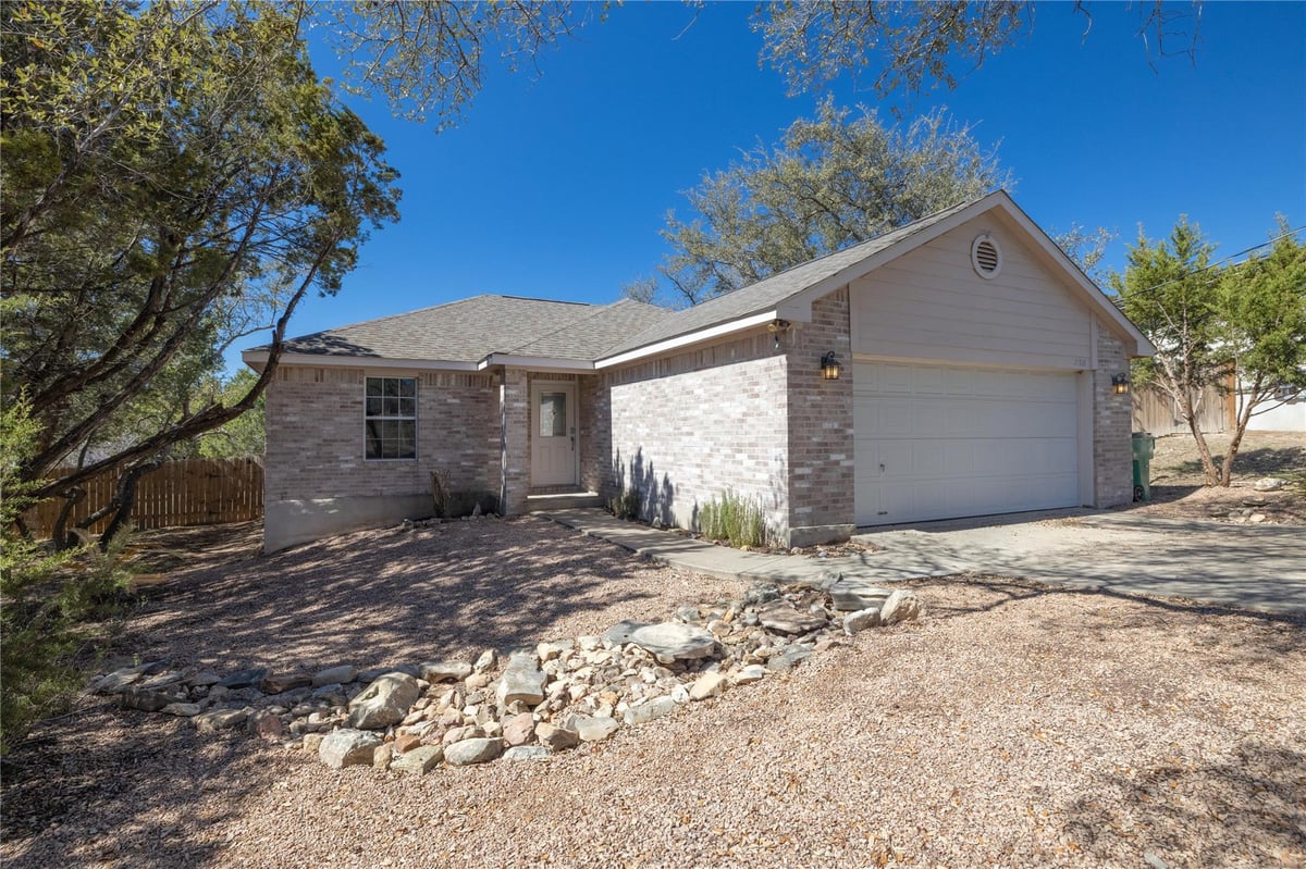 View 21518 Horseshoe Loop in Lago Vista Estates Sec 07 21518 Horseshoe Loop - property photo 1 - Luxury home in Lago Vista Estates Sec 07, Lago Vista, TX