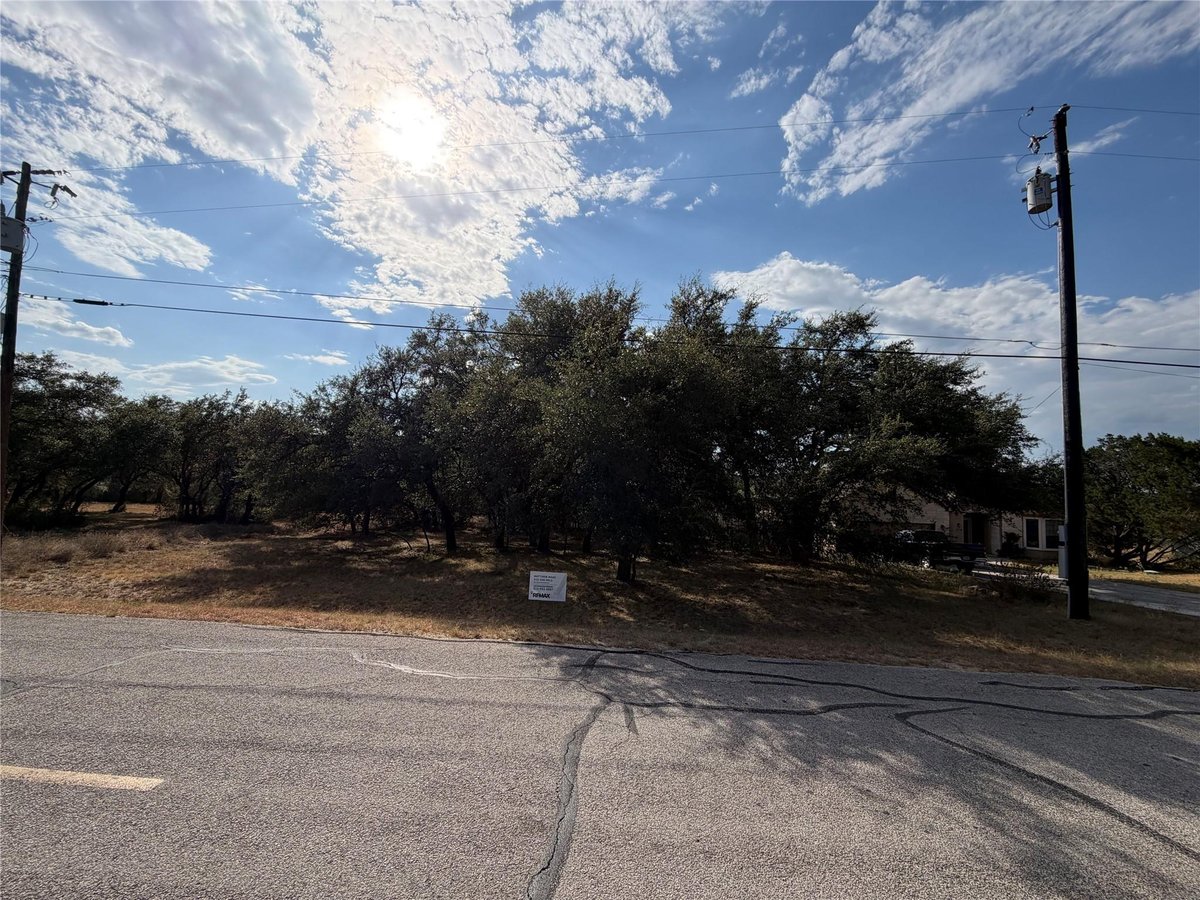 View 216 Dunkeld DR in Briarcliff Inc Sec 15 216 Dunkeld DR - property photo 1 - Luxury lot in Briarcliff Inc Sec 15, Spicewood, TX