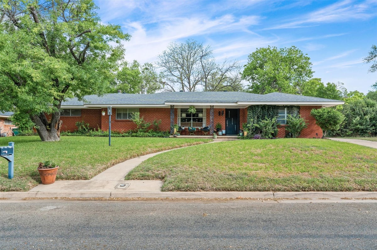 View 216 E 21st Ave in Royal Oaks 216 E 21st Ave - front exterior - Luxury home in Royal Oaks, Belton, TX