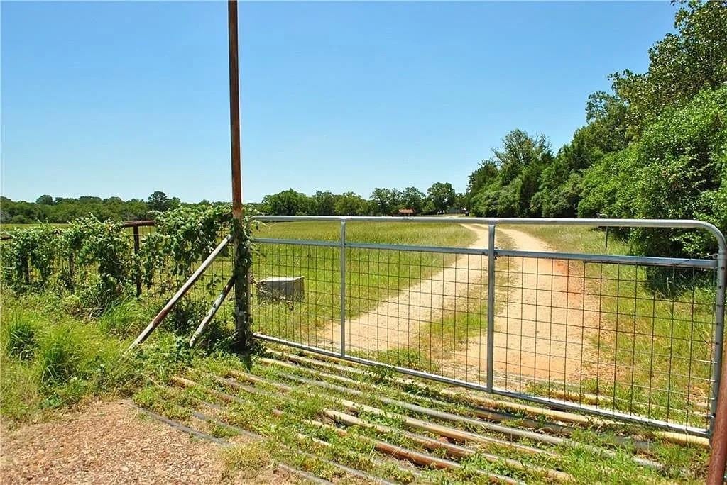 View 21741 E Interstate 10 in Luling 21741 E Interstate 10, photo 1 of 20, Luling, Luling, TX
