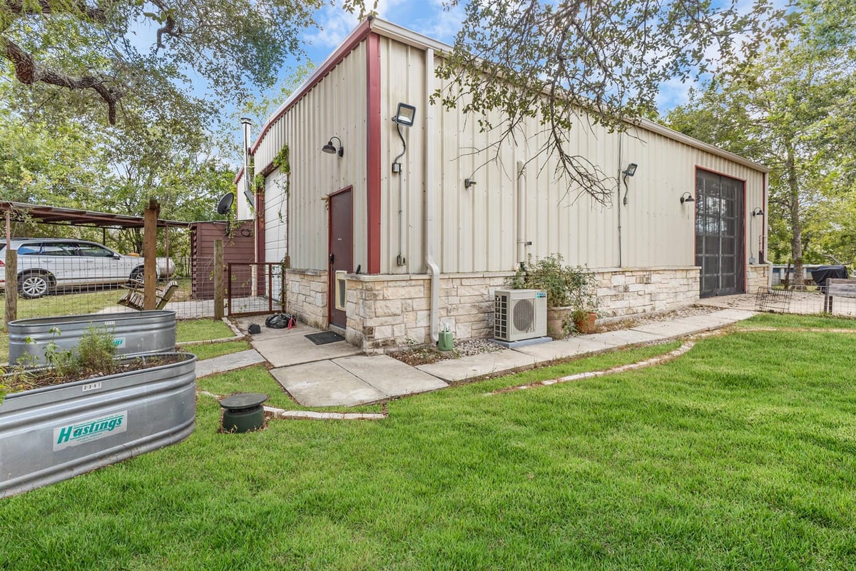 Living area at 218 Alexandra Ln - Dale, TX
