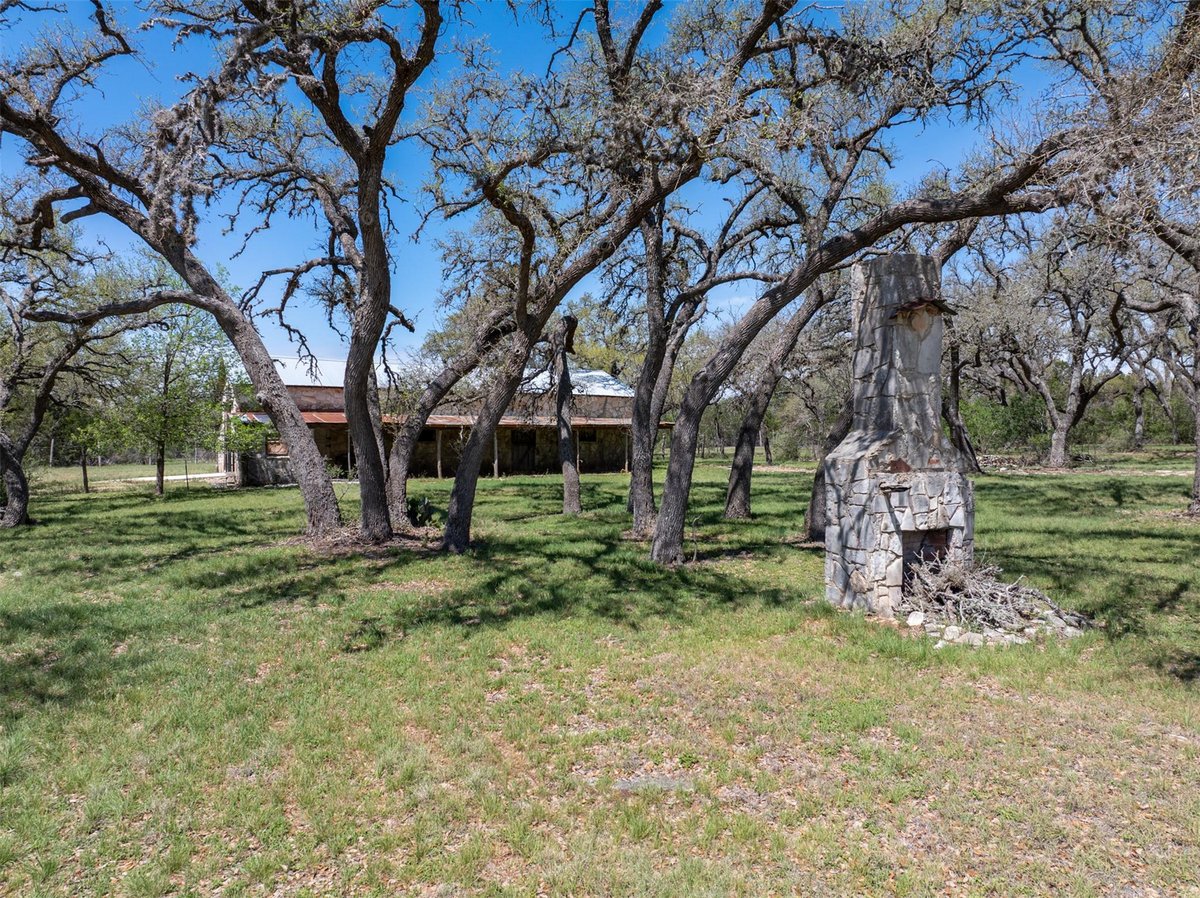 Living area at 230 Meadowview Dr - Saddleridge Sec 1, Wimberley, TX