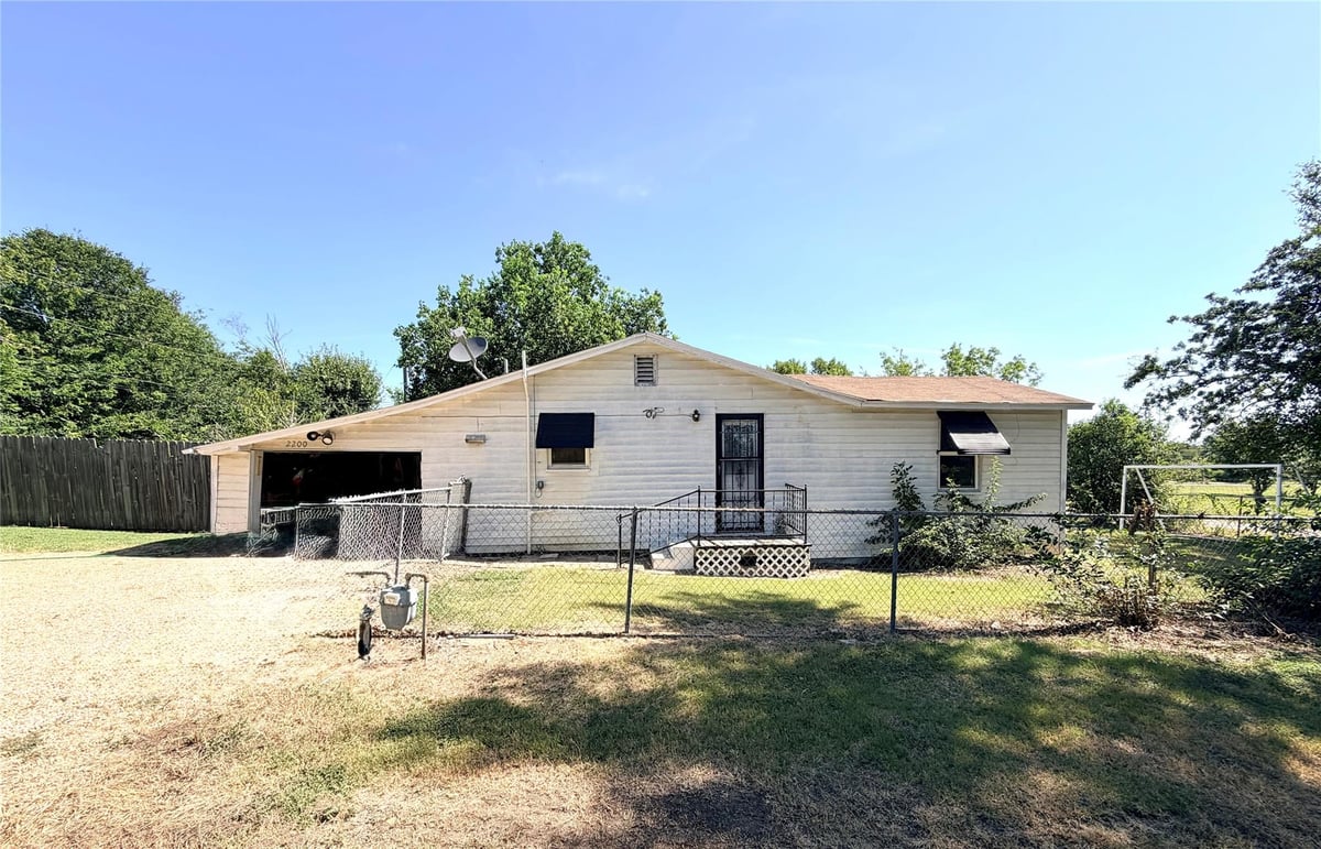 View 2200 W Gillis Ave in Boedeker #2 2200 W Gillis Ave - front exterior - Luxury home in Boedeker #2, Cameron, TX