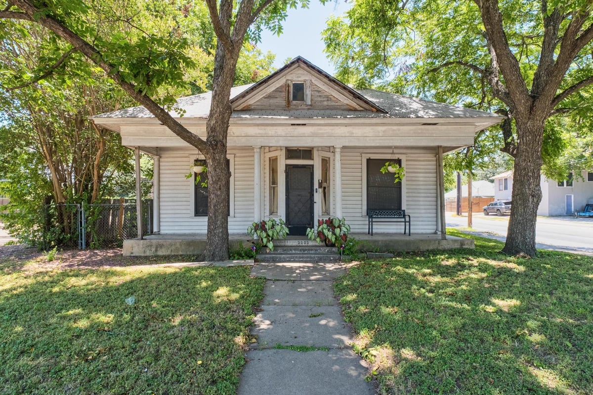 View 2201 E Cesar Chavez ST in Driving Park Add 2201 E Cesar Chavez ST - front exterior - Luxury home in Driving Park Add, Austin, TX