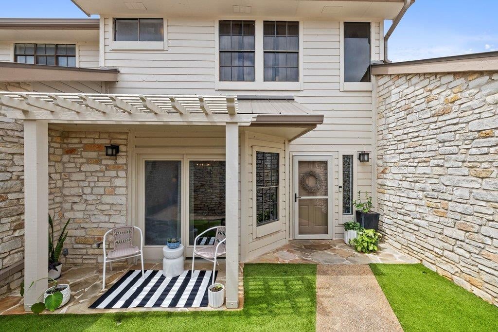 View 2201 Lakeway BLVD Unit #18 in Retama Garden Homes 2201 Lakeway BLVD Unit #18 - front exterior - Luxury home in Retama Garden Homes, Lakeway, TX