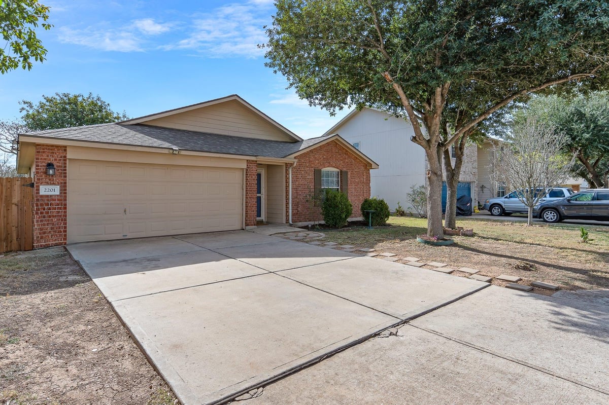 View 2201 Whistling Way in Mallard Park Ph 2 2201 Whistling Way - property photo 1 - Luxury home in Mallard Park Ph 2, Taylor, TX