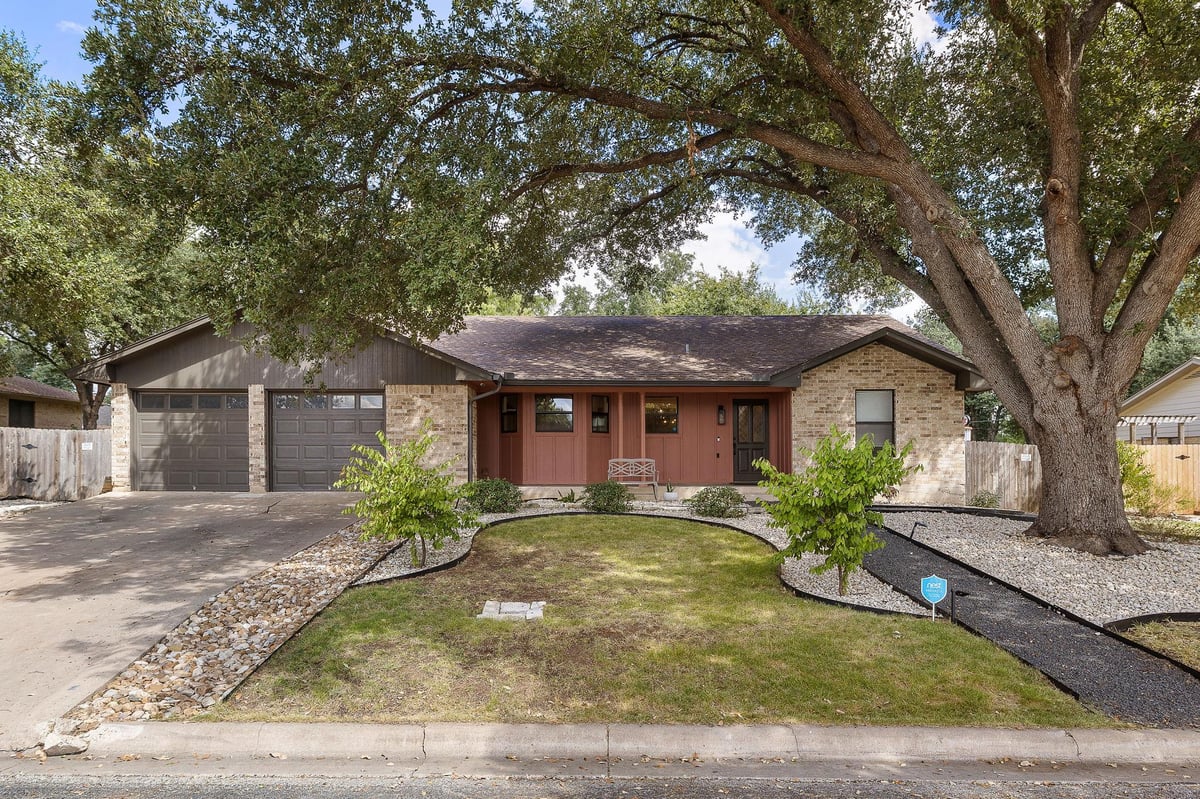 2202  Carolyn Dr - property photo 1 - Luxury home in Dahlberg Estates Sec 3, Taylor, TX