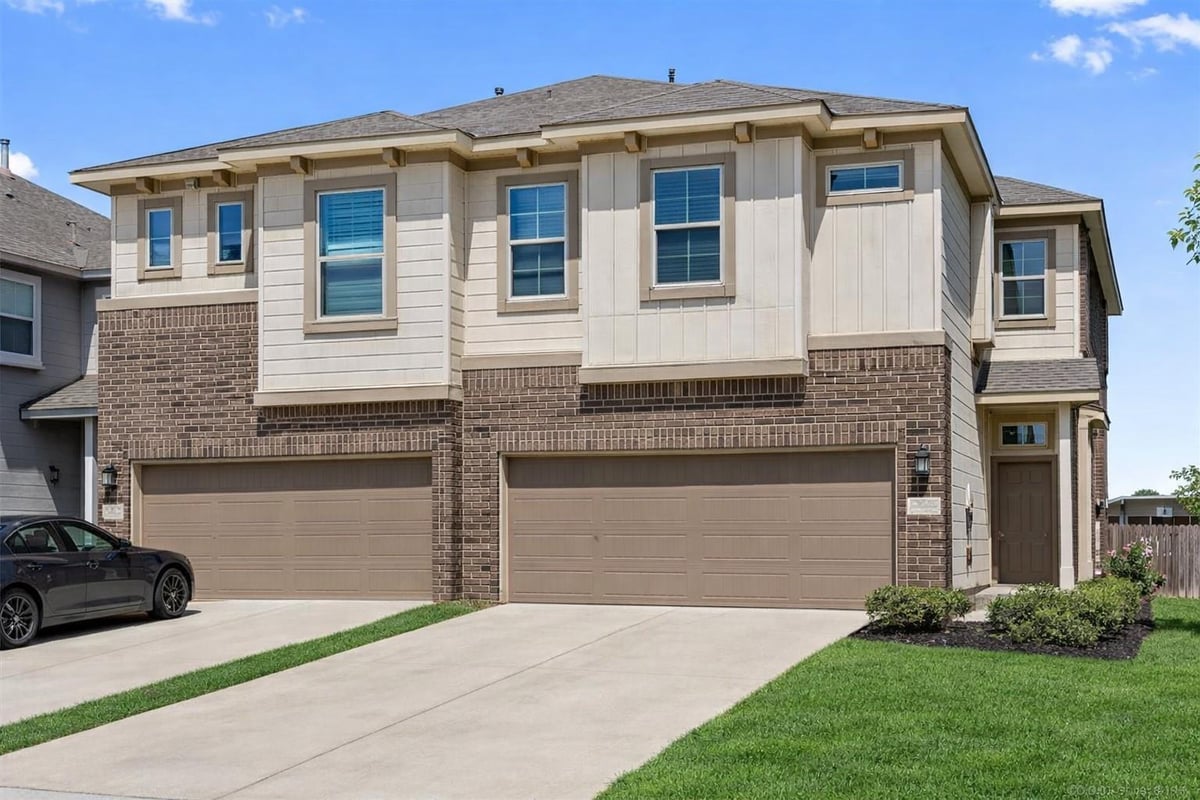 View 2202 Dillon Pond LN Unit #B in Falcon Pointe Condominiums 2202 Dillon Pond LN Unit #B - property photo 1 - Luxury home in Falcon Pointe Condominiums, Pflugerville, TX